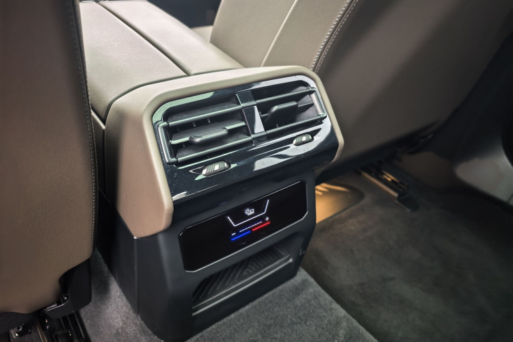 BMW i5 2024 car image #18