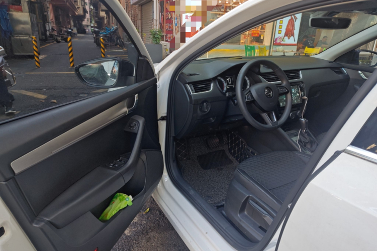 Skoda Octavia 2019 car image #18