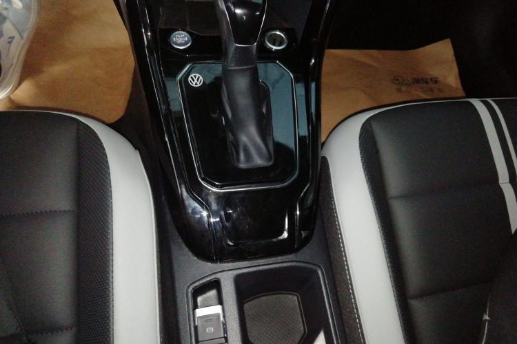 Volkswagen T-Roc 2023 car image #18