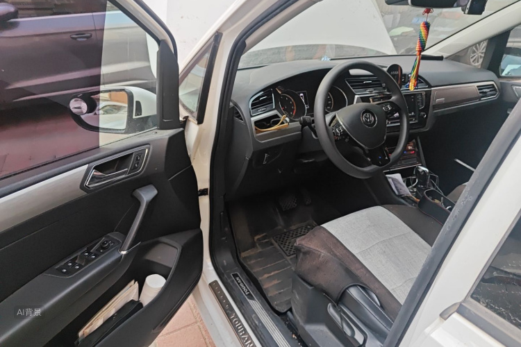 Volkswagen Touran 2021 car image #18