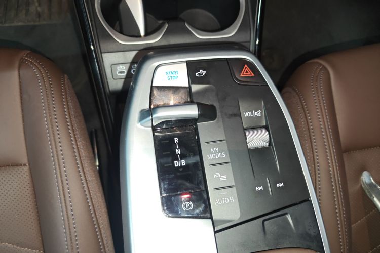 BMW iX1 2025 #18 BMW iX1 2025 صورة سيارة #18