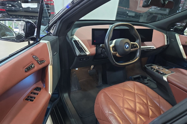 BMW iX 2024 immagine di auto #18