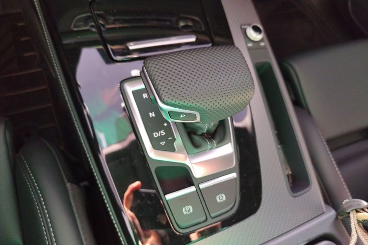 Audi Q5L 2025 car image #18