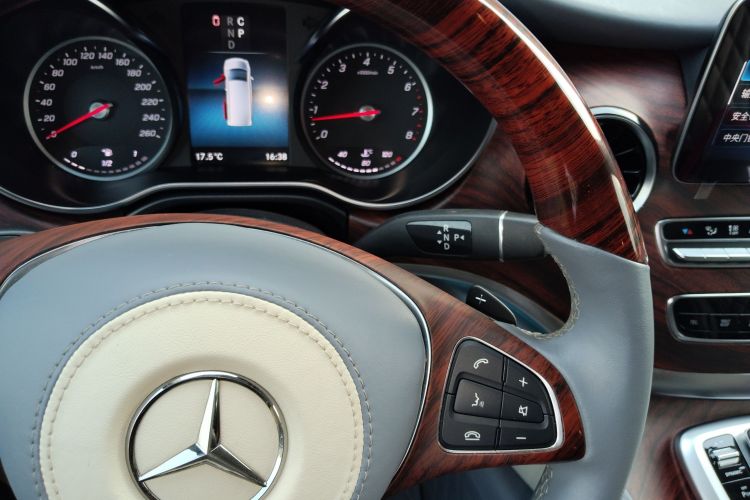 Mercedes-Benz V Class 2020 car image #18