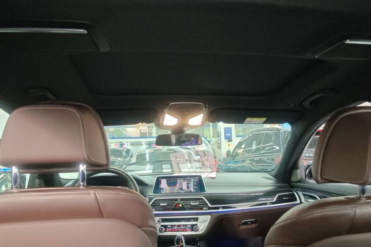 BMW 7 Series 2019 car image #18