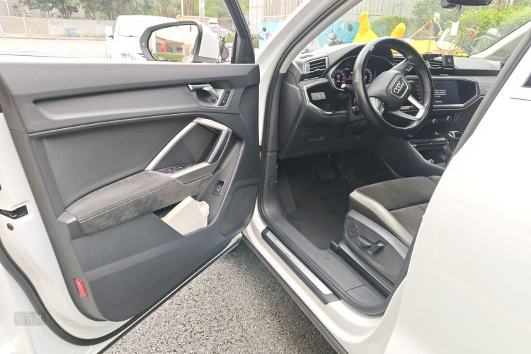 Audi Q3 2020 car image #18