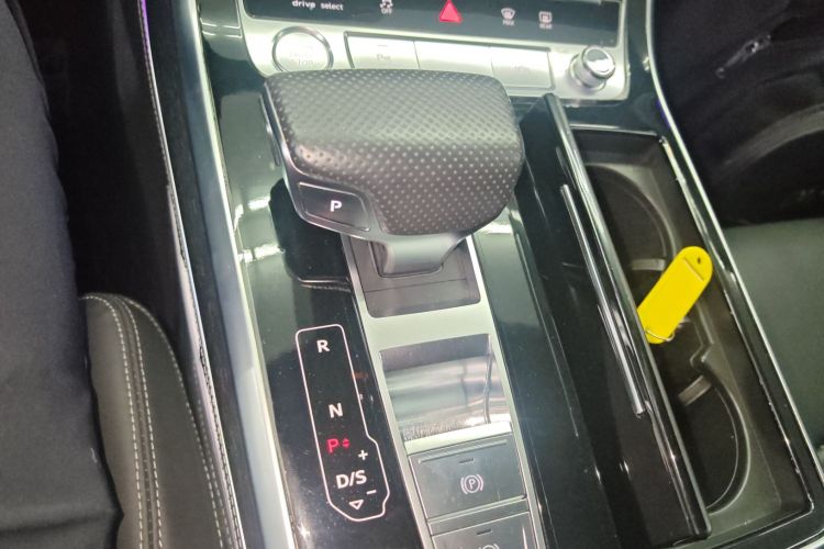 Audi Q8 2020 car image #18