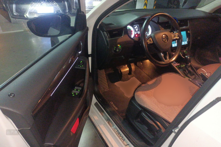 Skoda Octavia 2018 car image #18
