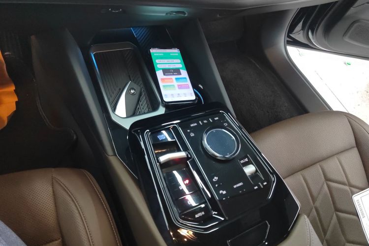BMW i5 2024 car image #18