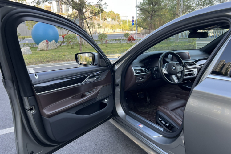 BMW 7 Series 2020 immagine di auto #18