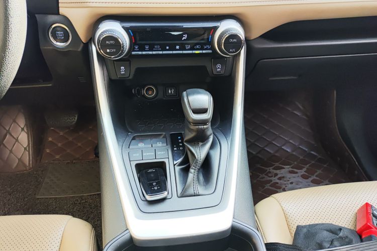 Toyota RAV4 2020 car image #18