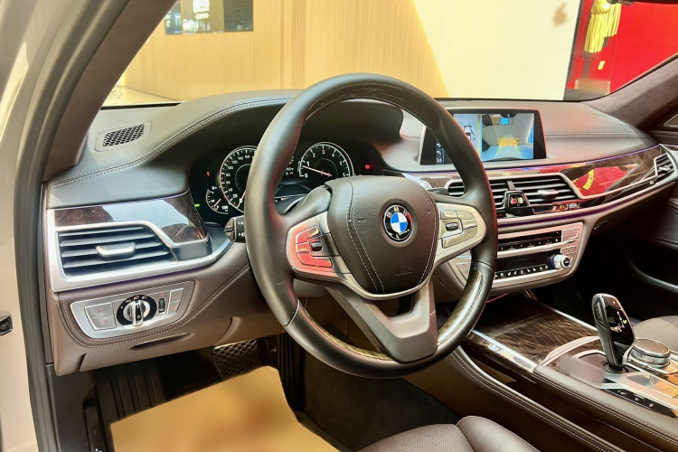 BMW 7 Series 2018 car image #18