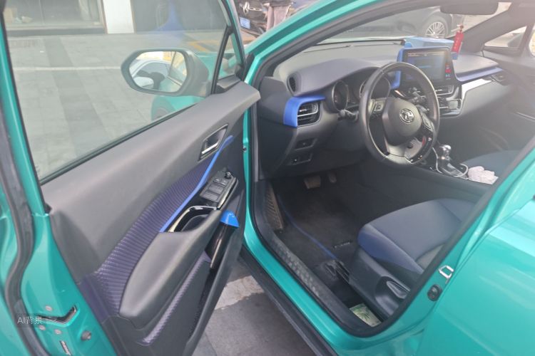 Toyota C-HR 2018 #18 Toyota C-HR 2018 car image #18