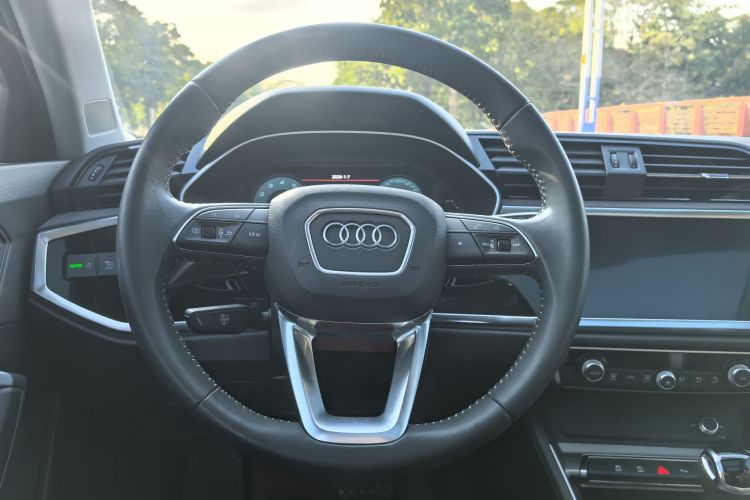 Audi Q3 2019 car image #18