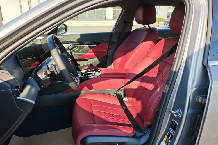 BMW i5 2025 car image #18