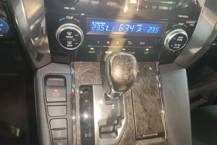 Toyota Alphard 2022 car image #18