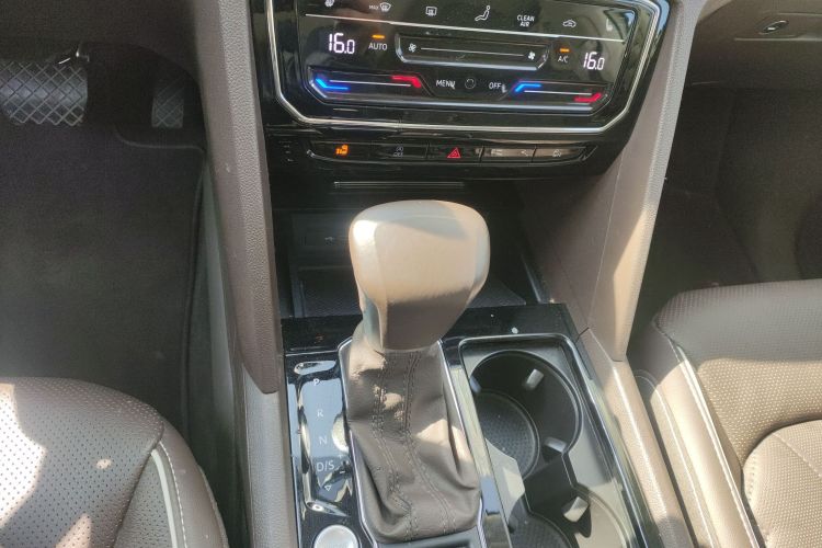 Volkswagen Viloran 2021 car image #18