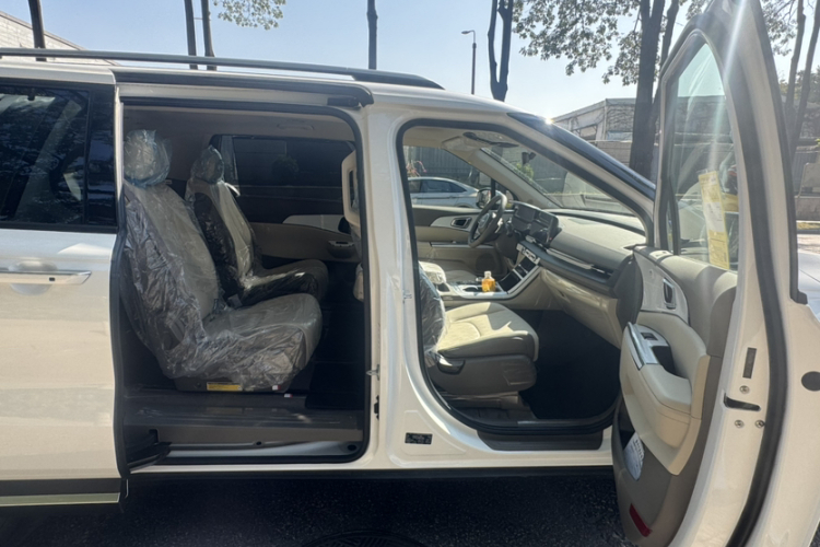 Kia Carnival 2025 immagine di auto #18