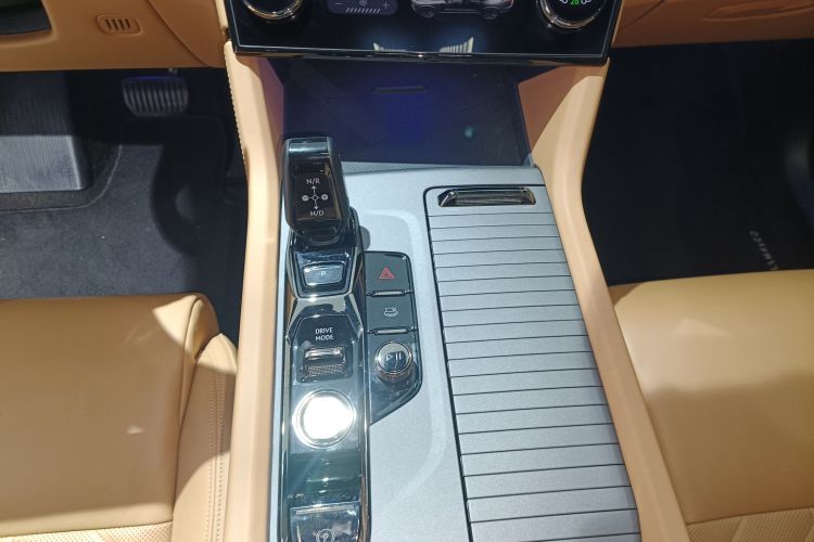 Lynk & Co 09 EM-P 2022 car image #18