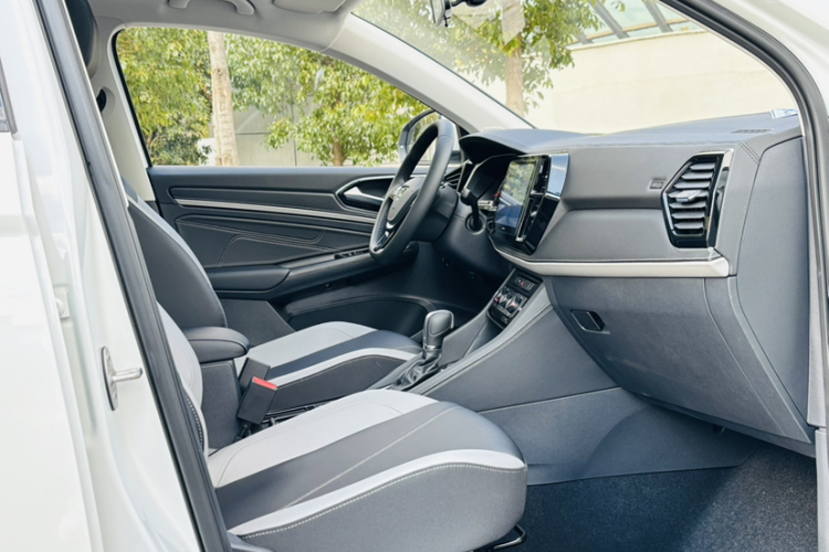 VS5 2025 car image #18