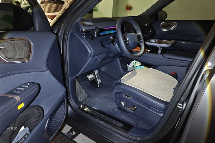 Lynk & Co 900 2025 car image #18