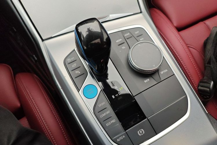 BMW i4 2022 #18 BMW i4 2022 car image #18