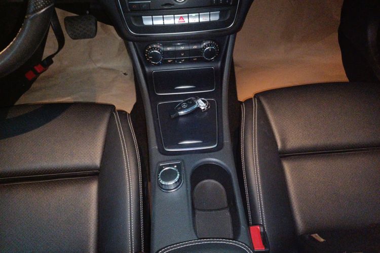 Mercedes-Benz GLA Class 2018 car image #18