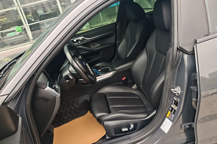 BMW i4 2022 car image #18