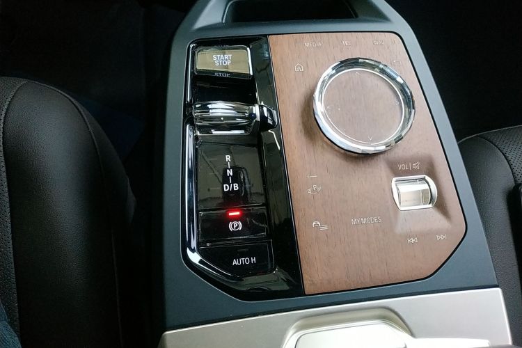 BMW iX 2023 #18 BMW iX 2023 car image #18