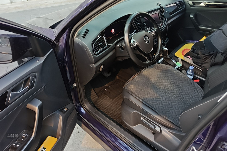 Volkswagen T-Roc 2020 car image #18