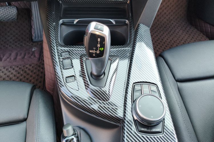 BMW 3 Series 2018 immagine di auto #18