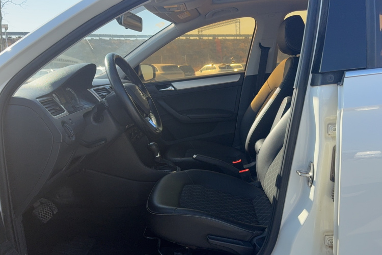 Skoda Rapid 2018 car image #18