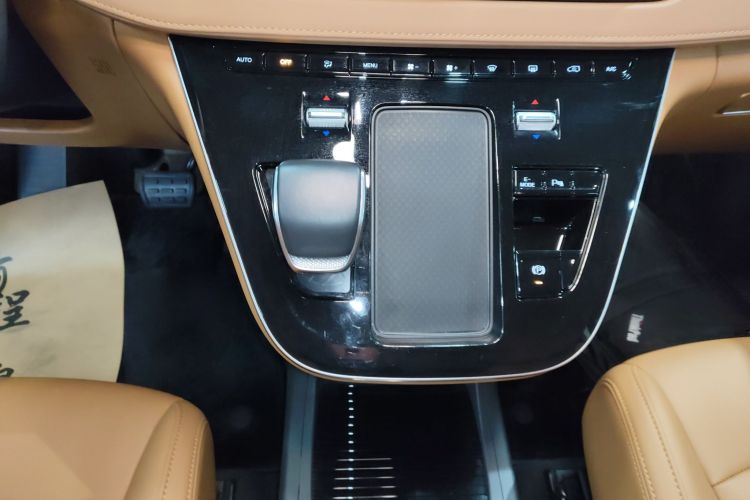 HongQi HQ9 PHEV 2024 #18 HongQi HQ9 PHEV 2024 car image #18