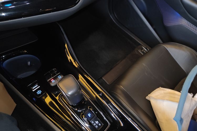 Toyota C-HR EV 2021 immagine di auto #18