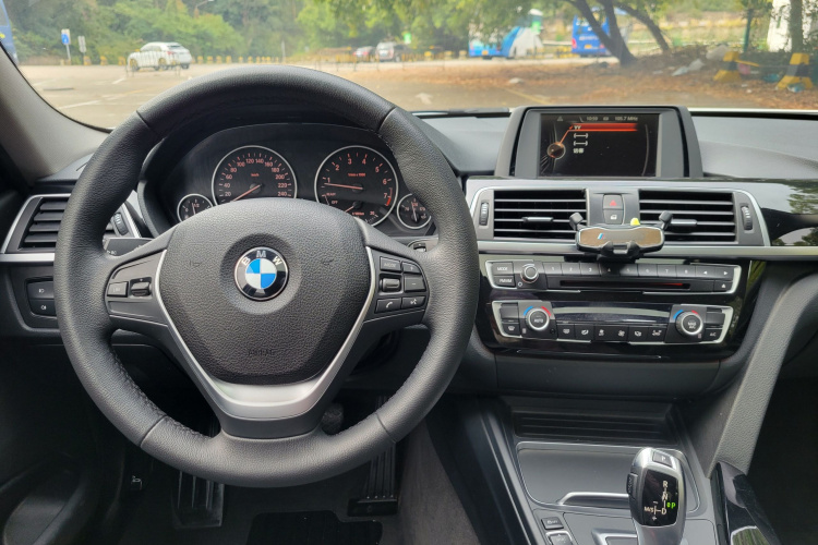 BMW 3 Series 2017 car image #18