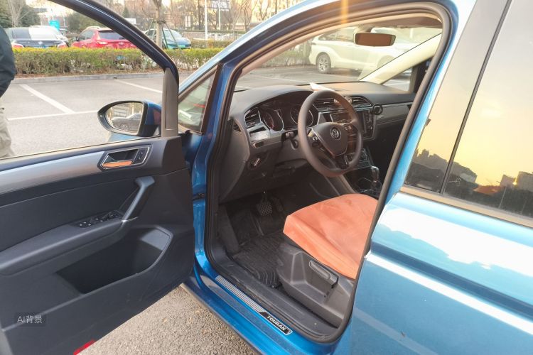 Volkswagen Touran 2019 car image #18