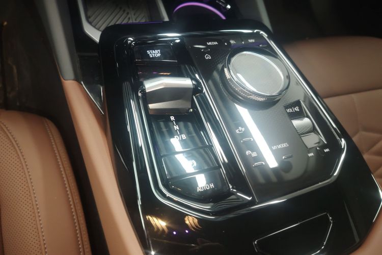 BMW i5 2025 car image #18