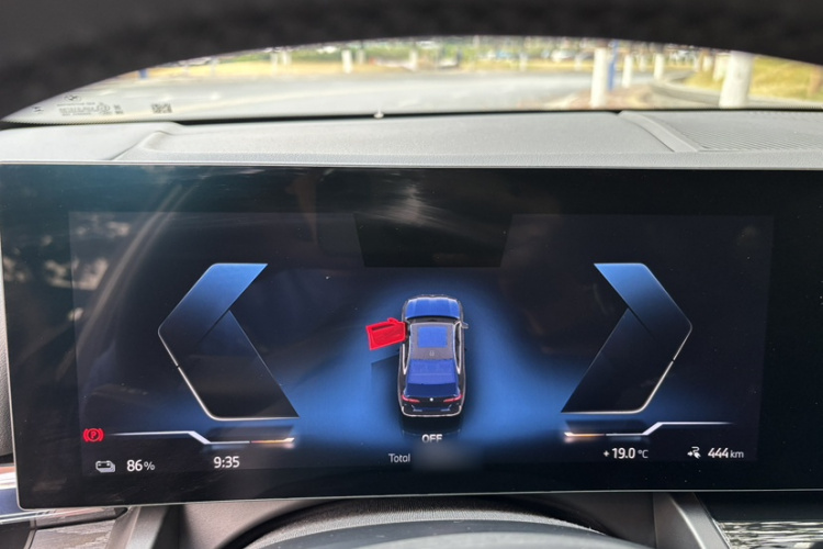 BMW i5 2024 car image #18