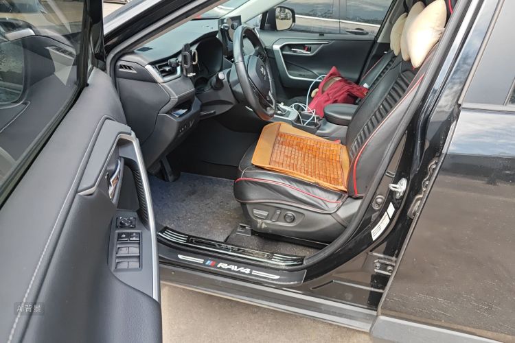 Toyota RAV4 2021 car image #18