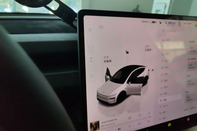 Tesla Model Y 2025 car image #18
