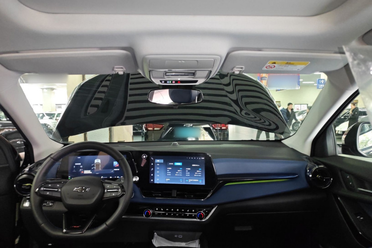 Chevrolet Equinox Plus 2025 car image #18