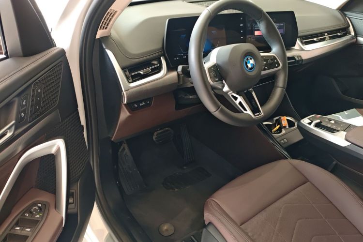 BMW iX1 2025 car image #18