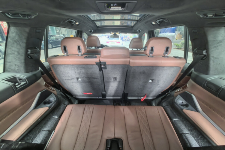 BMW X7 2020 car image #18