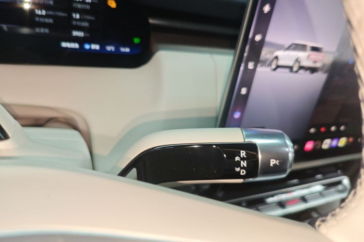 Zeekr 9X 2025 car image #18