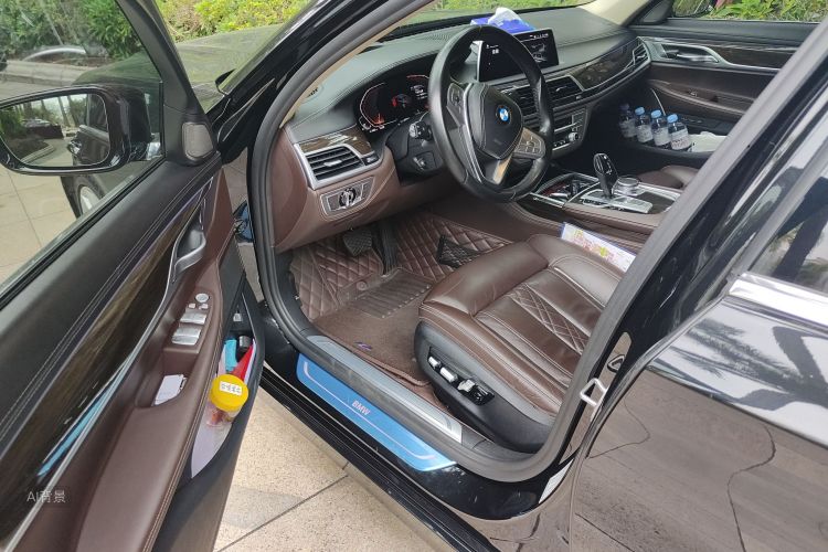 BMW 7 Series 2019 car image #18