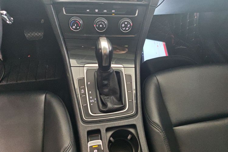 Volkswagen Golf 2019 car image #18