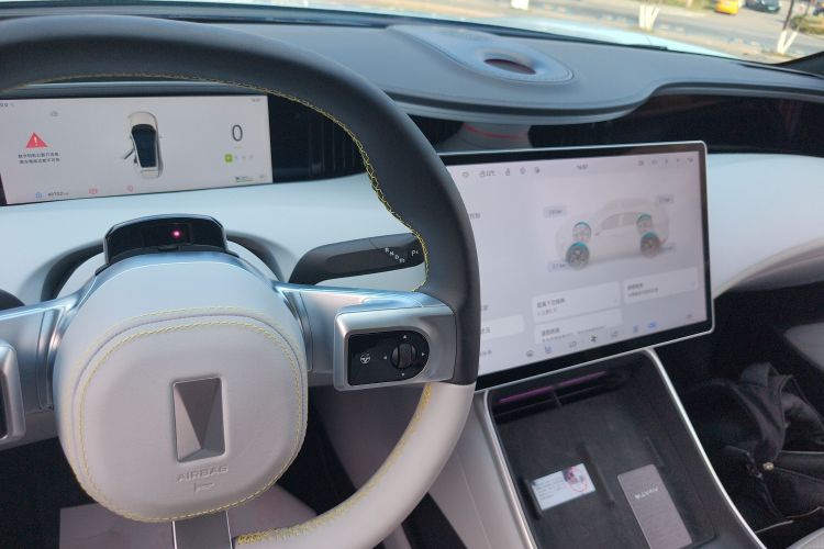 Avatr 11 2024 car image #18