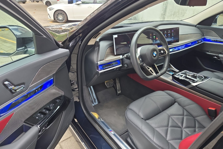 BMW 7 Series 2025 car image #18