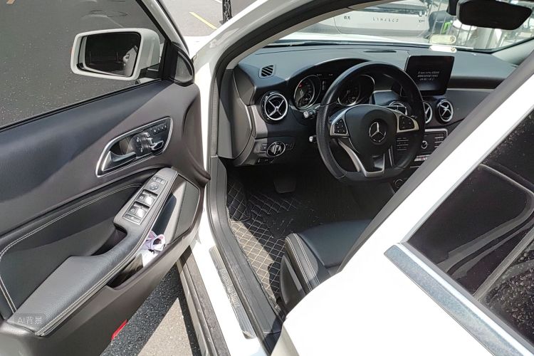 Mercedes-Benz GLA Class 2019 car image #18