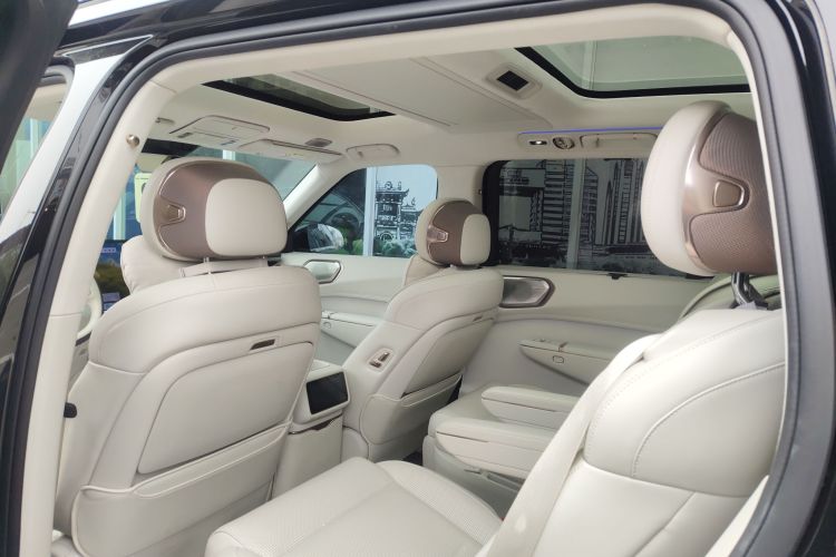 Lynk & Co 900 2025 car image #18